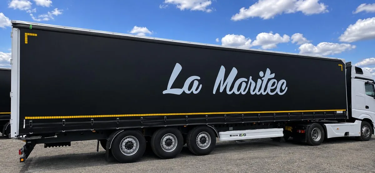 Black La Maritec semi-trailer with three axles